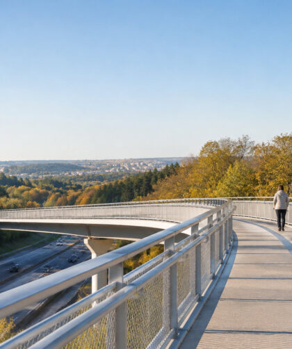 Vue sur la passerelle cyclable et piétonne du Bois des Fourasses à Laxou au-dessus de l'autoroute A31.